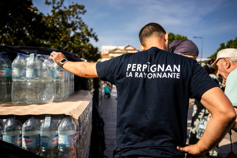 Distribution de bouteilled d'eau potable à la suite d'une rupture de canalisation à Perpignan, le 16 juin 2025 dans les Pyrénées-Orientales