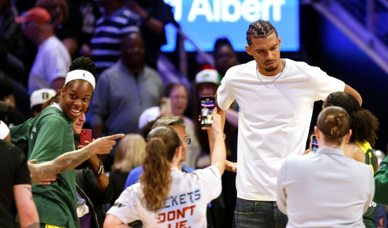 Le Français Victor Wembanyama, la star des Antonio Spurs, et sa compatriote Dominique Malongan, joueuse du Seattle Storm, après un match de WNBA contre les Dallas Wings, à Arlington, le 19 mai 2025