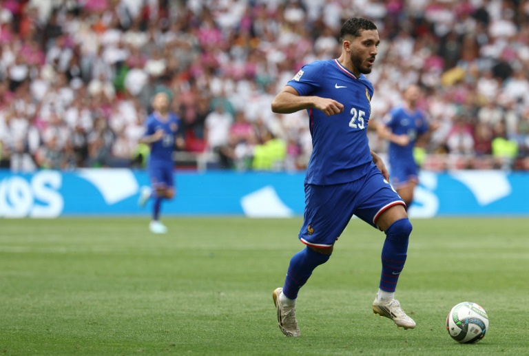 Rayan Cherki en action sous le maillot de la France contre l'Allemagne, dans le match pour la 3ème place de la Ligue des Nations, à Stuttgart le 8 juin 2025