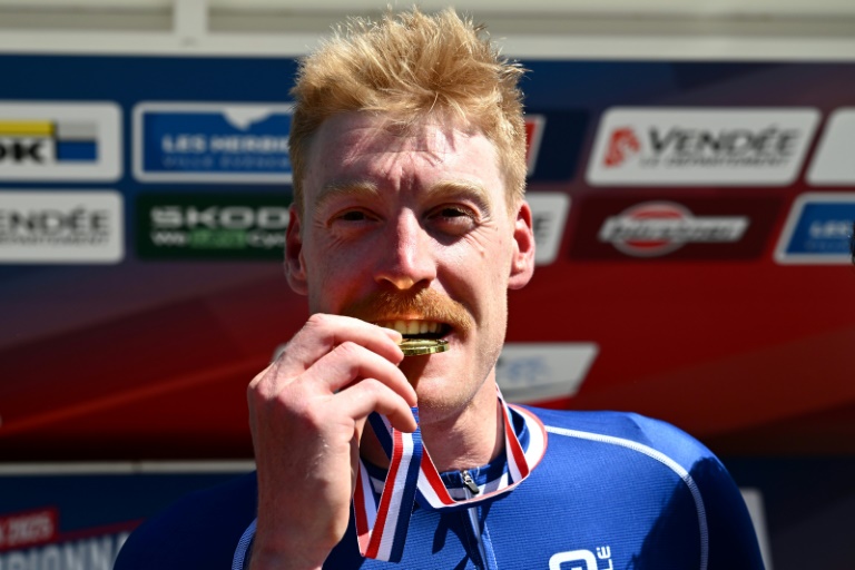 Dorian Godon (Décathlon-AG2R) et sa médaille de champion de France de cyclisme sur route autour du cou le 29 juin 2025 aux Herbiers
