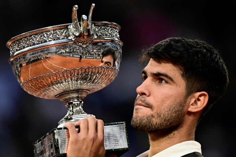 Carlos Alcaraz soulève la Coupe des Mousquetaires après sa victoire contre Jannik Sinner en finale de Roland-Garros, le 8 juin 2025 à Paris