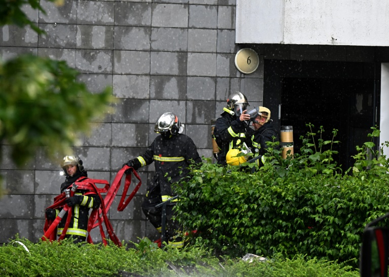 Des pompiers devant un immeuble d'habitation où un incendie s'est déclaré pendant la nuit, le 6 juin 2025 à Reims, dans la Marne