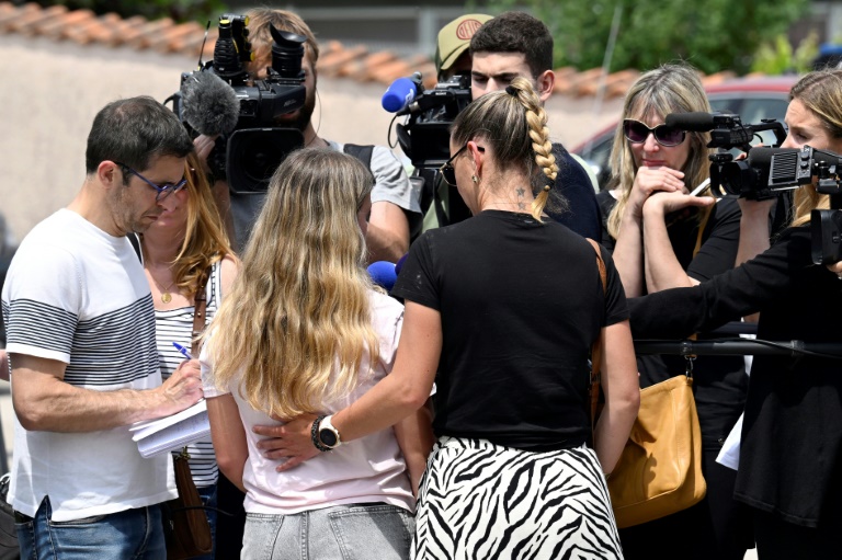 Une élève et sa mère répondent à des journalistes devant le collège où une surveillante est décédée après avoir été poignardée par un élève de 14 ans, le 10 juin 2025 à Nogent, en Haute-Marne