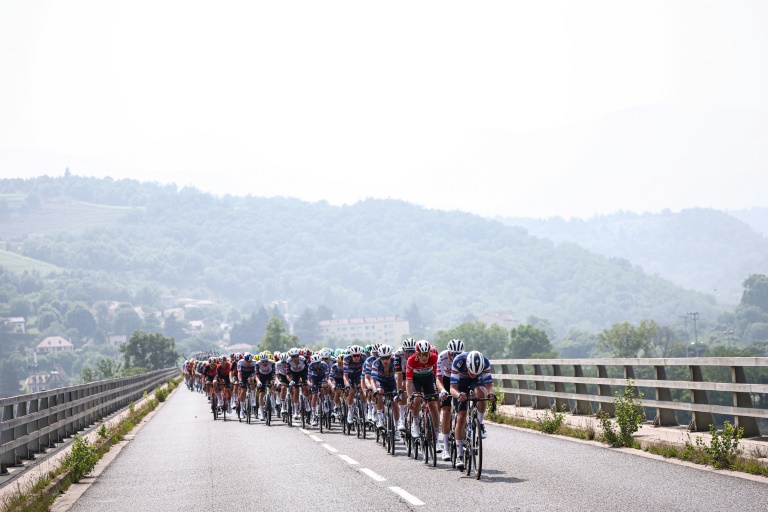 Le peloton lors de la 3e étape du Critérium du Dauphiné le 10 juin 2025 entre Brioude et Charantonnay