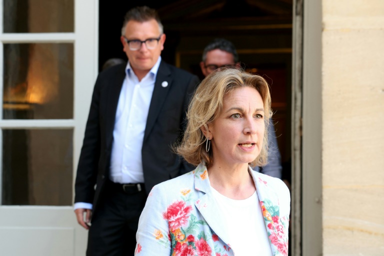 La leader de la CFDT Marylise Léon (D), suivie du responsable de la CFTC Cyril Chabanier, quitte l'hôtel Matignon, le 24 juin 2025