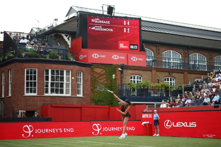 L'Américaine Amanda Anisimova au service lors de sa victoire face à la Britannique Jodie Burrage au premier tour du tournoi du Queen's le 9 juin 2025