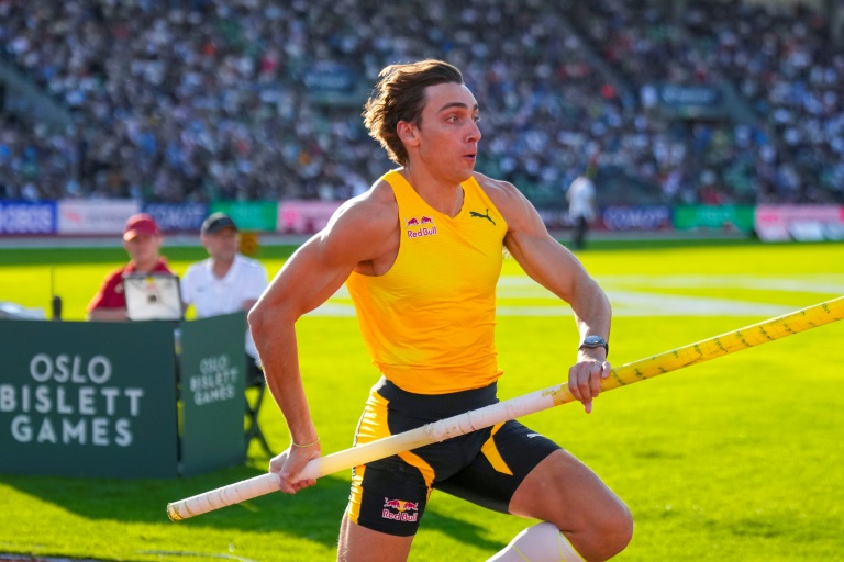 Le recordman du monde suédois du saut à la perche Armand Duplantis lors de sa victoire au meeting d'Oslo le 12 juin 2025
