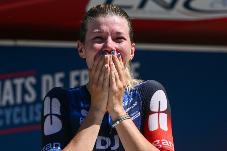 L'émotion de Marie Le Net après sa victoire aux championnats de France de cyclisme, le 28 juin 2025 aux Herbiers (Vendée)