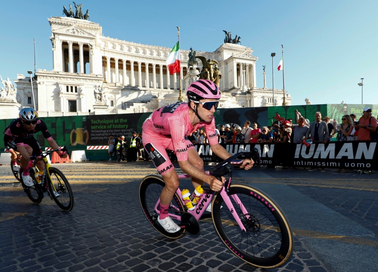 Le Britannique Simon Yates, vainqueur du Giro, dans les rues de Rome, le 1er juin 2025