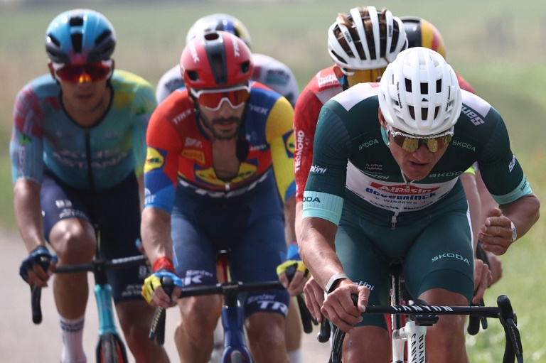 Mathieu van der Poel (à droite) en chasse derrière Ivan Romeo dans le final de la 3e étape du Critérium du Dauphiné le 10 juin 2025. La présence de l'ogre néerlandais dans l'échappée a tempéré les ardeurs de ses compagnons