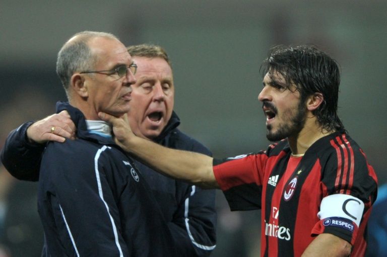 Le milieu de terrain de l'
AC Milan Gennaro Gattuso s'en prend à l'entraûineur-adjoint de Tottenham Joe Jordan lors du 8e de finale aller de Ligue des champions le 15 février 2011 à San Siro