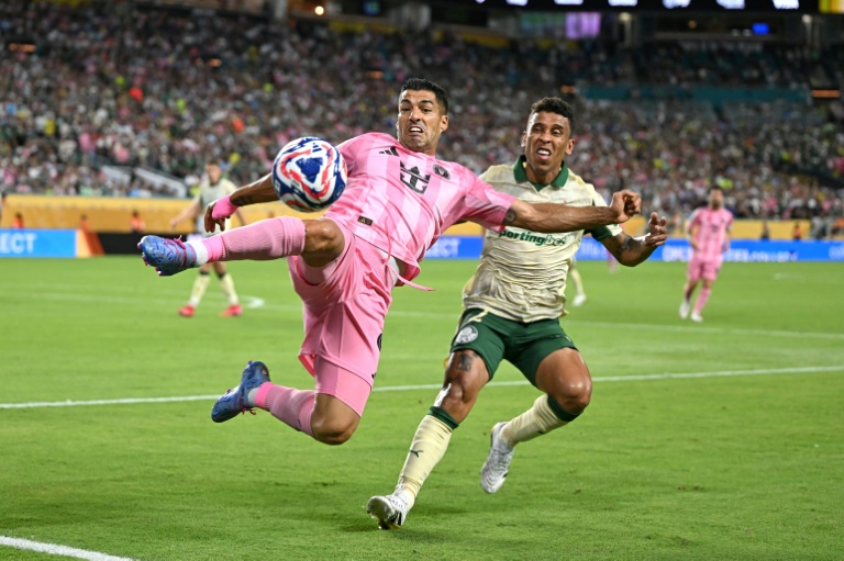L'attaquant uruguayen de l'Inter Miami Luis Suarez (gauche) lors du match contre les Brésiliens de Palmeiras au Mondial des clubs, le 23 juin 2025 à Miami