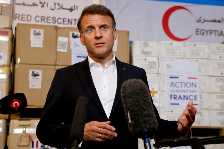 Le président français Emmanuel Macron s'exprime devant l'aide humanitaire destinée à Gaza, à l'entrepôt du Croissant-Rouge égyptien à Arish (nord-est de l'Egypte), à environ 55 km à l'ouest de la frontière avec la bande de Gaza, le 8 avril 2025