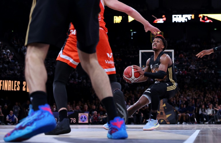 Le meneur internationala macédonien du Paris Basket TJ Shorts (c.) lors de la finale de la Coupe de France contre Le Mans, le 26 avril 2025, à Paris