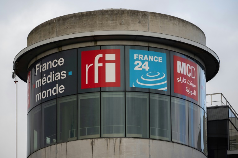 Lors du passage du texte en commission mi-juin, France Médias Monde, branche internationale de l'audiovisuel public français (RFI, France 24), a été exclu du périmètre de la holding, sur proposition du gouvernement