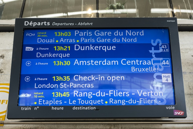 Un écran d'information indique les trains en retard à la gare SNCF Lille Europe, le 25 juin 2025 à Lille, dans le Nord