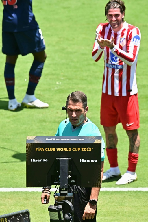 L'arbitre Istvan Kovacs a recours à la VAR avant d'annuler un but de l'Atlético Madrid lors du match du Mondial des clubs contre le PSG, le 15 juin 2025 à Los Angeles