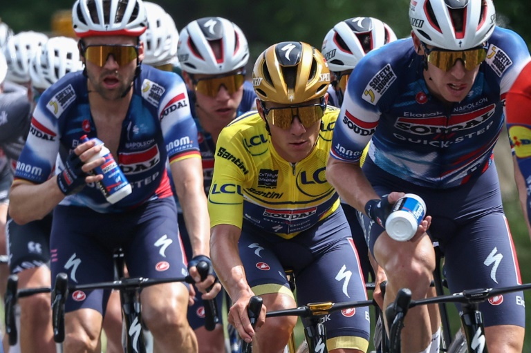 Le Belge Remco Evenepoel (C) avec le maillot jaune lors de la cinquième étape du Critérium du Dauphiné entre Saint-Priest et Mâcon, le 12 juin 2025