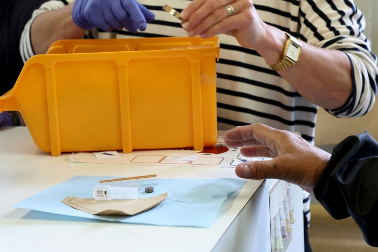 Un employé s'occupe d'un usager dans la salle d'injection supervisée de drogues Argos dont s'occupe l'association Ithaque à Strasbourg, le 4 juin 2025 dans le Bas-Rhin