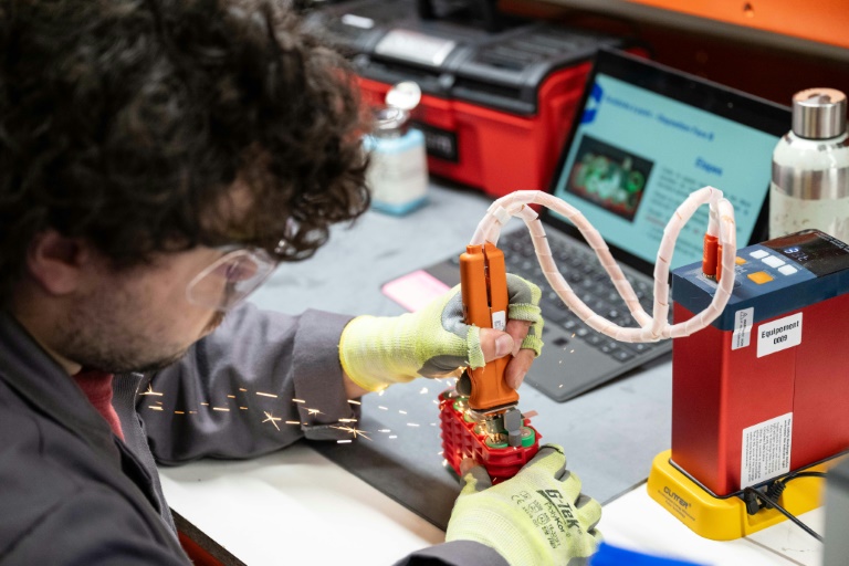 Un employé soude des batteries au lithium avec des cellules de batterie de seconde vie à l'usine VoltR à Verrières-en-Anjou, le 10 juin 2025 en Maine-et-Loire