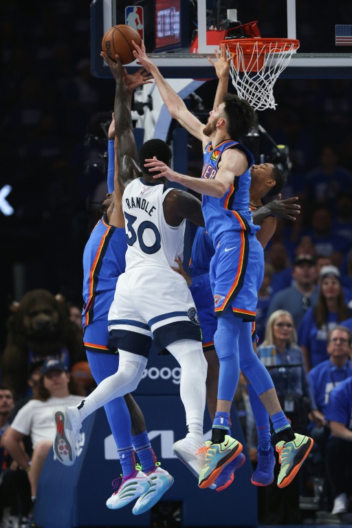 Chet Holmgren (d.), le pivot du Thunder d'Oklahoma City, défend contre Julius Randle, l'ailier fort des Timberwolves du Minnesota, pendant le cinquième match de la finale de la Conférence Ouest des Playoffs NBA 2025, à Oklahoma City, le 28 mai 2025