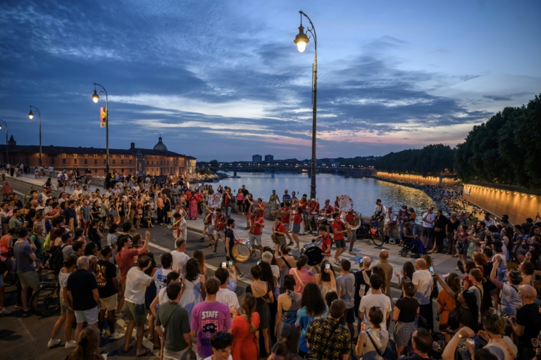 Des gens rassemblés pour la Fête de la musique, le 21 juin 2025 à Toulouse