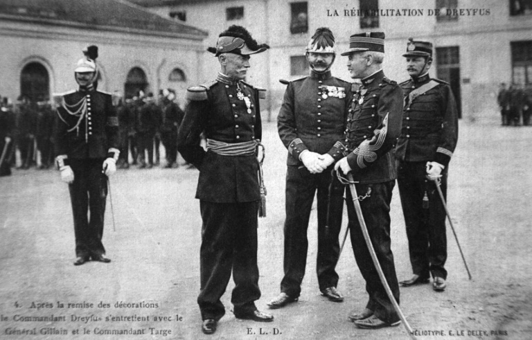 Le capitaine Alfred Dreyfus (2e d) à l'École militaire de Paris après avoir reçu la Légion d'honneur lors d'une cérémonie marquant sa réhabilitation, le 21 juillet 1906