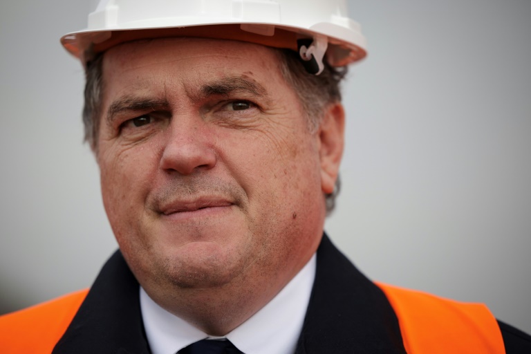 Le ministre français des Transports, Philippe Tabarot, visite un chantier à Castres, dans le sud-ouest de la France, le 4 avril 2025
