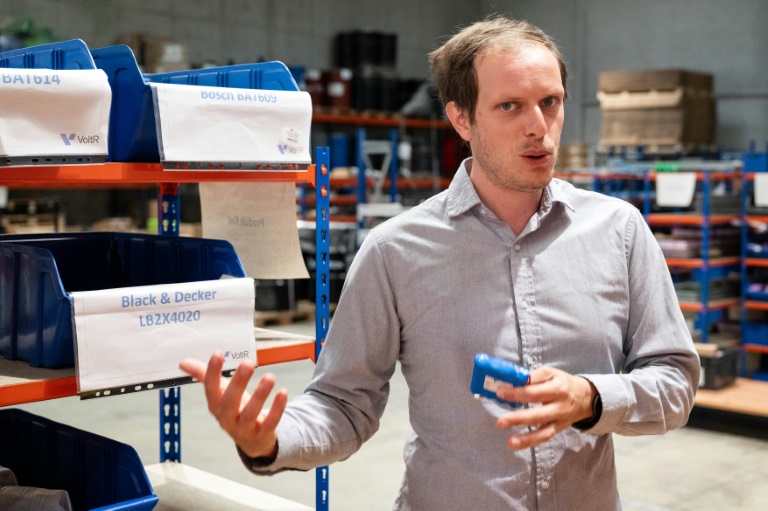 Alban Régnier, cofondateur et président de VoltR, s'adresse aux journalistes lors d'une visite à l'usine VoltR à Verrières-en-Anjou, le 10 juin 2025 en Maine-et-Loire