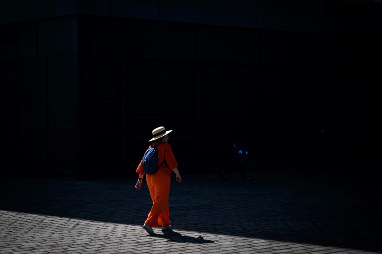Une femme marche vers l'ombre, à Nantes, le 19 juin 2025