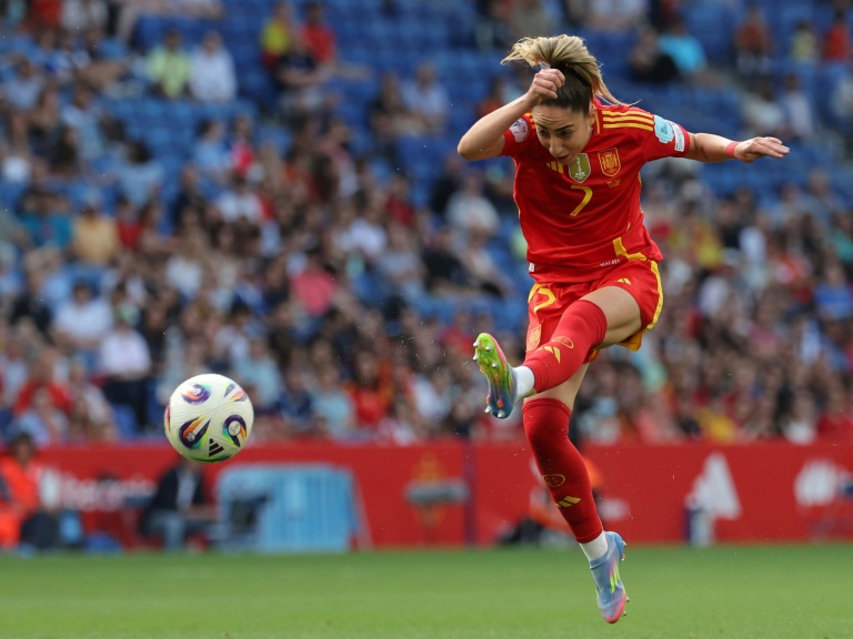 L'Espagnole Olga Carmona sous le maillot de l'Espagne, contre l'Angleterre, à Cornella de Llobregat, près de Barcelone, le 3 juin 2025