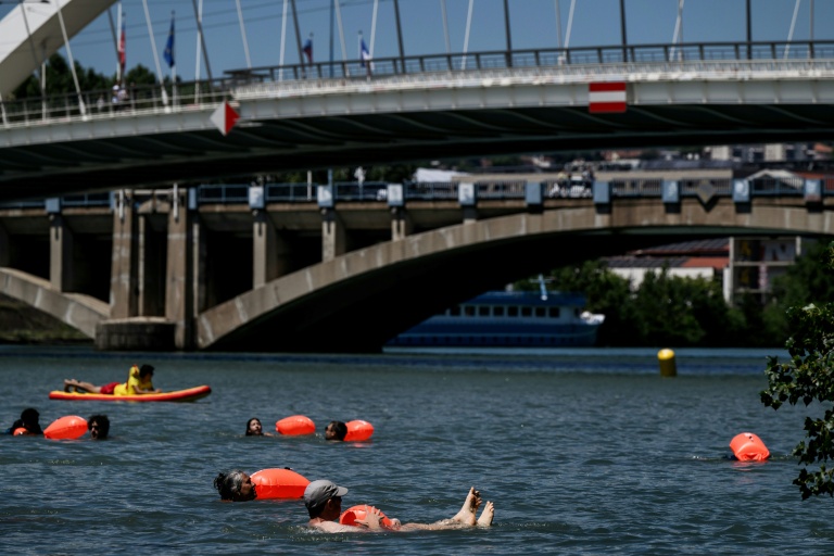 Des personnes se baignent à Lyon le 29 juin 2025
