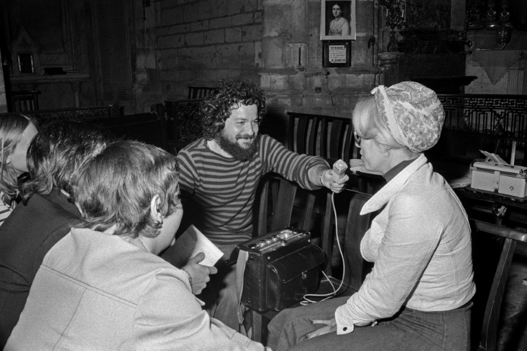 Un journaliste (g) interviewe une travailleuse du sexe lors de l'occupation de l'église de Saint-Nizier, le 6 juin 1975 à Lyon
