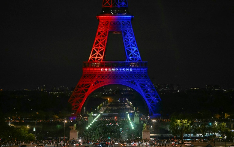 La Tour Eiffel illuminée aux couleurs du PSG, le soir de la finale du PSG face à l'Inter Milan, le 31 mai 2025