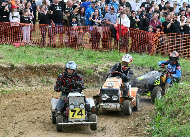 Des participants de la 10e édition des 24 heures d'endurance tondeuses aux Petites-Armoises, dans les Ardennes, le 7 juin 2025