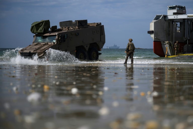 Un véhicule blindé amphibie Griffon débarque dans le cadre de l'opération POLARIS 25 à Plouhinec dans le Morbihan, dans l'ouest de la France, le 12 juin 2025