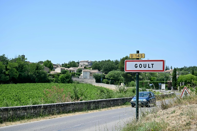 Les faits se sont produits dimanche à l'aube, à Goult, petit village du Vaucluse d'un millier d'habitants juché sur un piton rocheux et surplombant les champs de lavande, alors que le mariage venait de se terminer