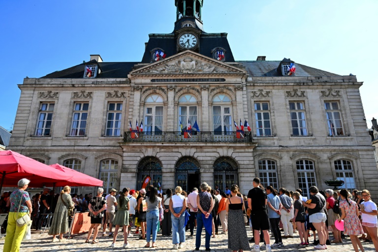 Des personnes rassemblées devant la mairie de Chaumont, en hommage à la surveillante tuée la veille par un élève à Nogent, le 11 juin 2025 en Haute-Marne