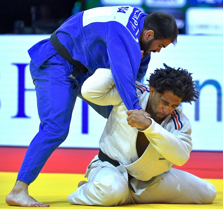 Le Français Arnaud Aregba (en blanc) combat face au Moldave Victor Sterpu, aux Championnats du monde de Judo à Budapest, le 16 juin 2025