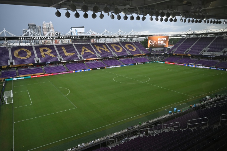Les gradins vides du stade Inter&Co d'Orlando, lors de l'interruption du match du Groupe C de la Coupe du monde des clubs entre Benfica et Auckland City, en raison des mauvaises conditions météorologiques, le 20 juin 2025