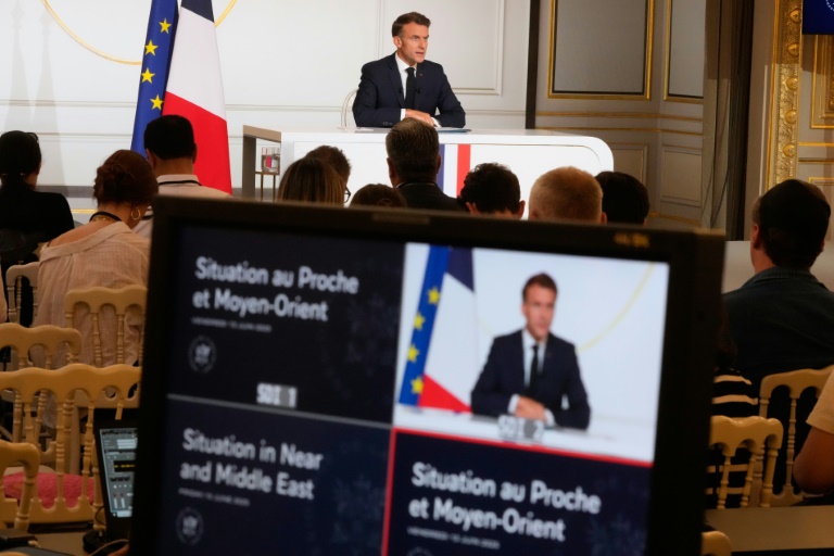 Le président Emmanuel Macron s'exprime à l'Elysée le 13 avril 2025 à Paris