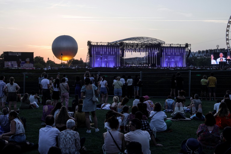 Une foule rassemblée dans le Jardin des Tuileries lors de la Fête de la musique, le 21 juin 2025 à Paris