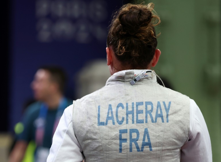 La Française Eva Lacheray part après avoir perdu contre l’Italienne Arianna Errigo lors du tableau de 16 de fleuret féminin en individuel lors des Jeux Olympiques de Paris 2024 au Grand Palais à Paris, le 28 juillet 2024.