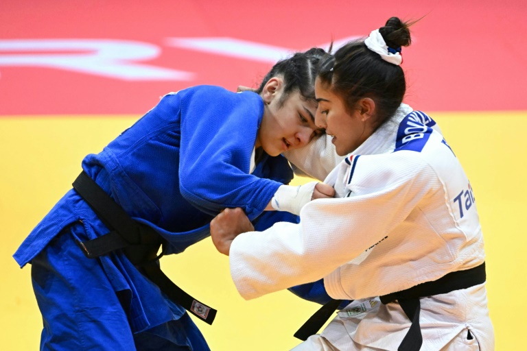 La Française Shirine Boukli (en blanc) face à l'Ouzbèke Laziza Haydarova lors de la rencontre pour la troisième place des moins de 48 kg aux Mondiaux de judo à Budapest, le 13 juin 2026