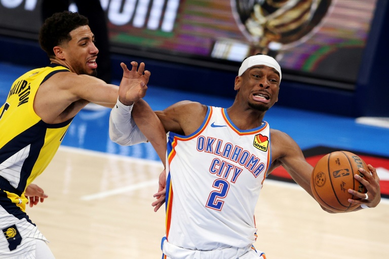 Shai Gilgeous-Alexander du Oklahoma City Thunder aux prises avec Tyrese Haliburton, le meneur des Indiana Pacers, lors du match 1 de la finale NBA le 5 juin 2025 à Oklahoma City