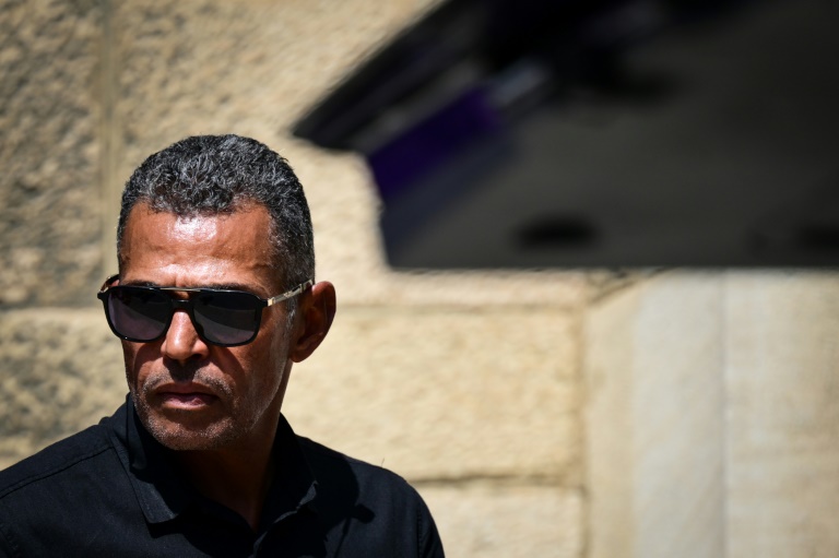 Le Brésilien Sonny Anderson, ancien joueur du club, lors des obsèques de Bernard Lacombe, ancien attauquant de l'Olympique lyonnais, le 25 juin 2025 à l'église Saint-Louis à Fontaines-sur-Saône près de Lyon