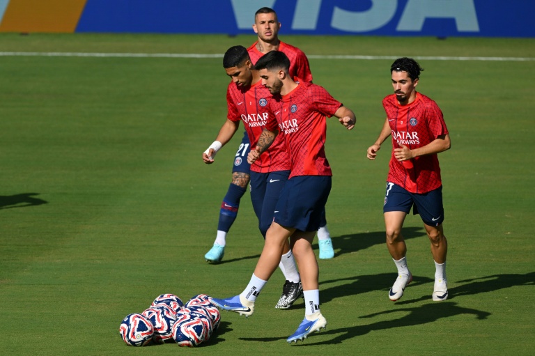 Les joueurs du PSG Lucas Hernandez, Achraf Hakimi (g.), Lucas Beraldo (c.) et Vitinha (d.) s'échauffent avant le match du Mondial des clubs entre le Paris Saint-Germain et Botafogo, au stade Rose Bowl de Los Angeles, le 19 juin 2025