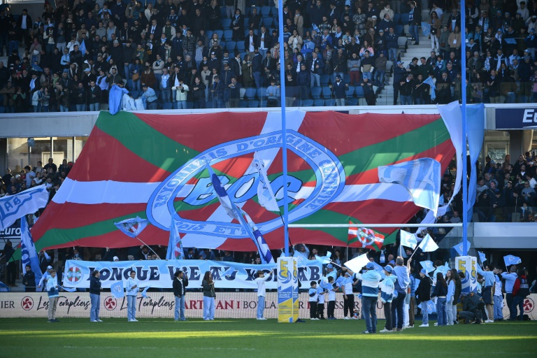 Les supporters de l'Aviron bayonnais déploient une bannière aux couleurs du drapeau basque avant un match de Top 14 face au Castres Olympique le 28 décembre 2024 dans leur stade Jean-Dauger