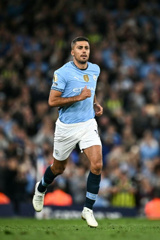 Le milieu de terrain espagnol de Manchester City Rodri entre en jeu pendant un match de Premier League contre Bournemouth à Manchester, le 20 mai 2025