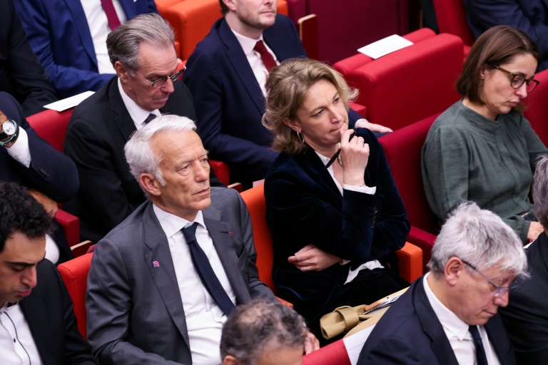 De gauche à droite: le président du Medef Patrick Martin (veste grise), la secrétaire générale de la CFDT Marylise Léon et celle de la CGT Sophie Binet, le 15 avril 2025 à Paris
